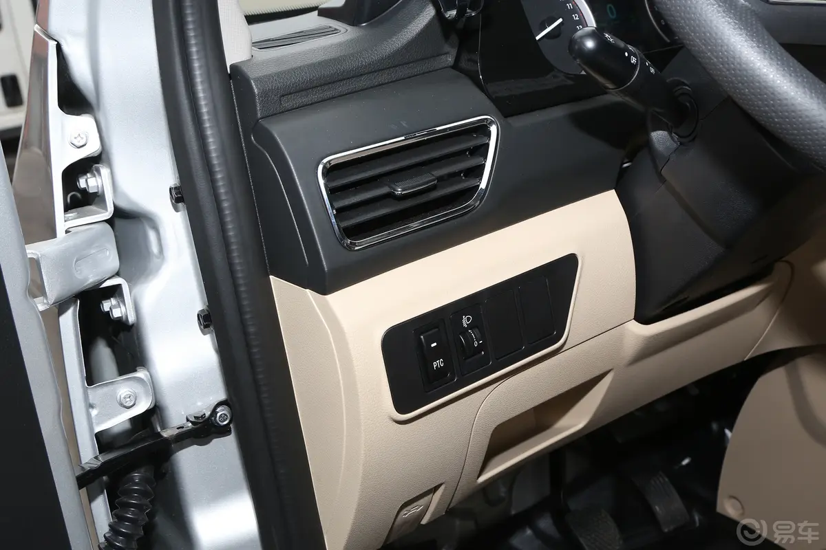 跨越王X3 EV350km 栏板车舒适版主驾驶位