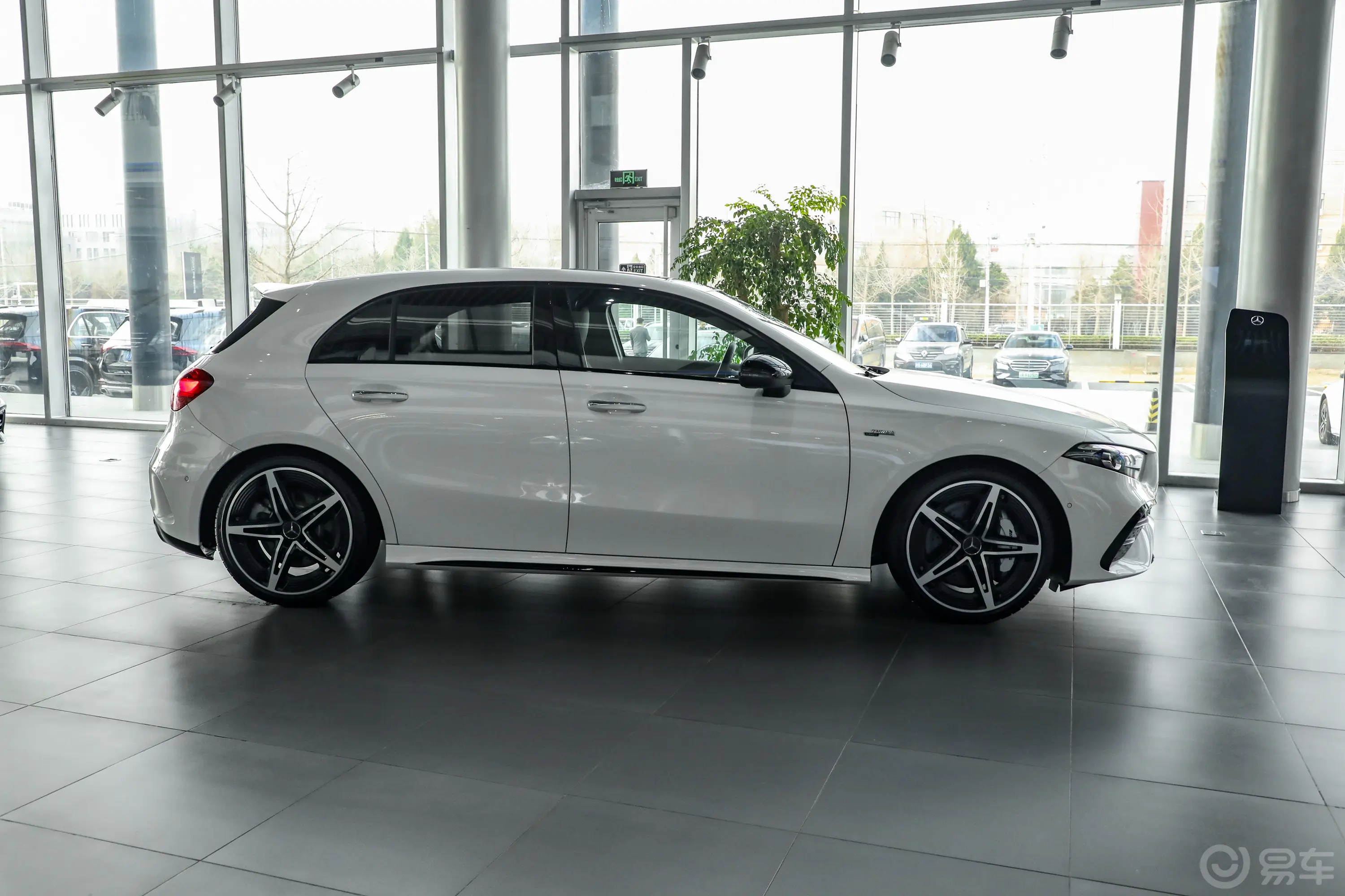 奔驰A级 AMG(进口)AMG A 35 4MATIC正侧车头向右水平