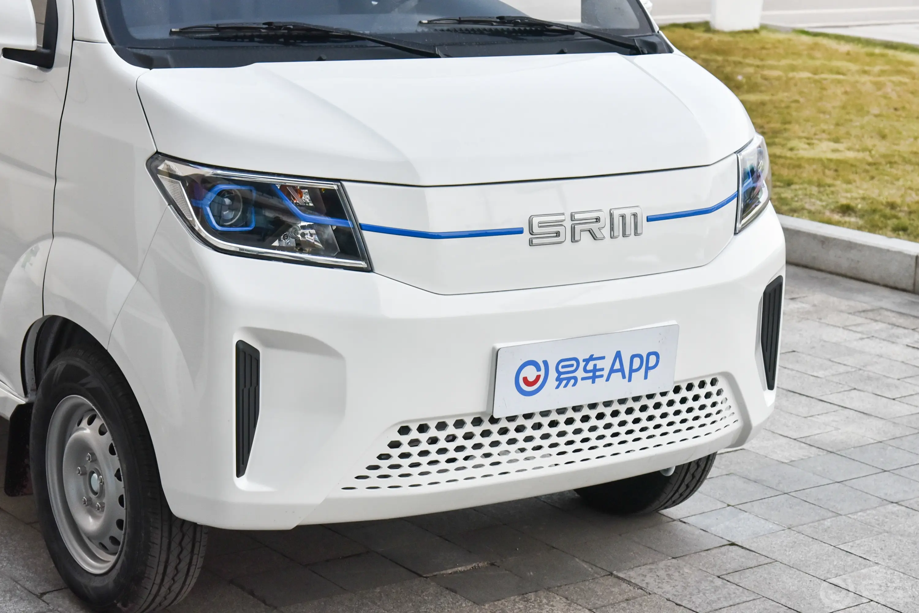 好运启航版 305km 客车标准型 6座前格栅侧俯拍