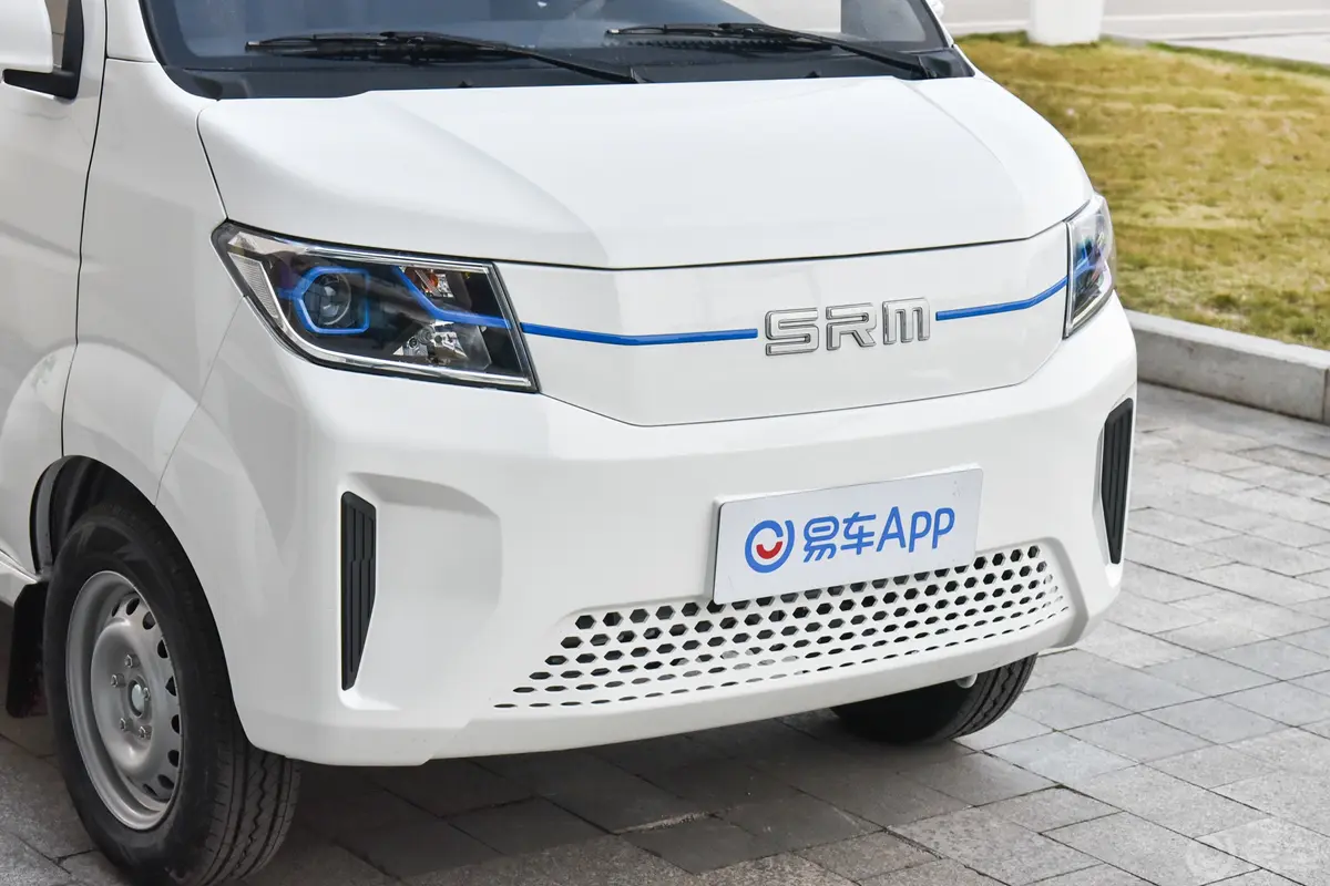 好运启航版 305km 客车标准型 6座前格栅侧俯拍