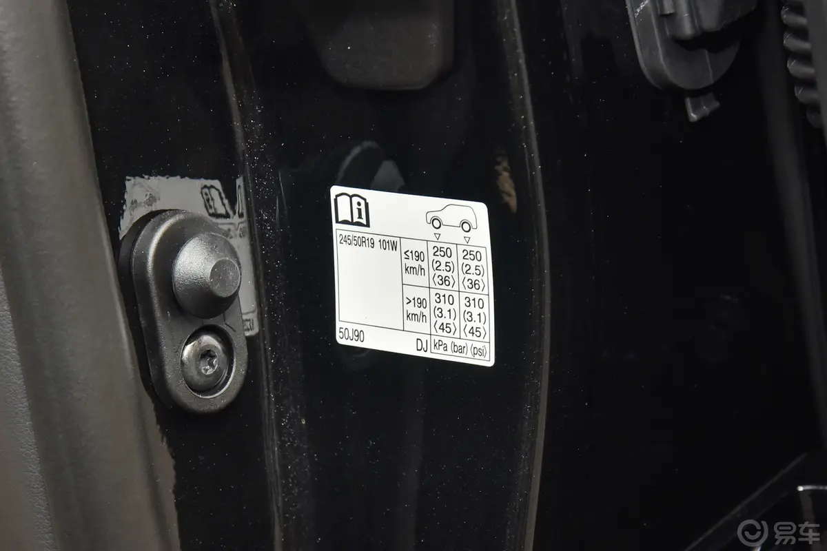 雷克萨斯LS500h 豪华版胎压信息铭牌