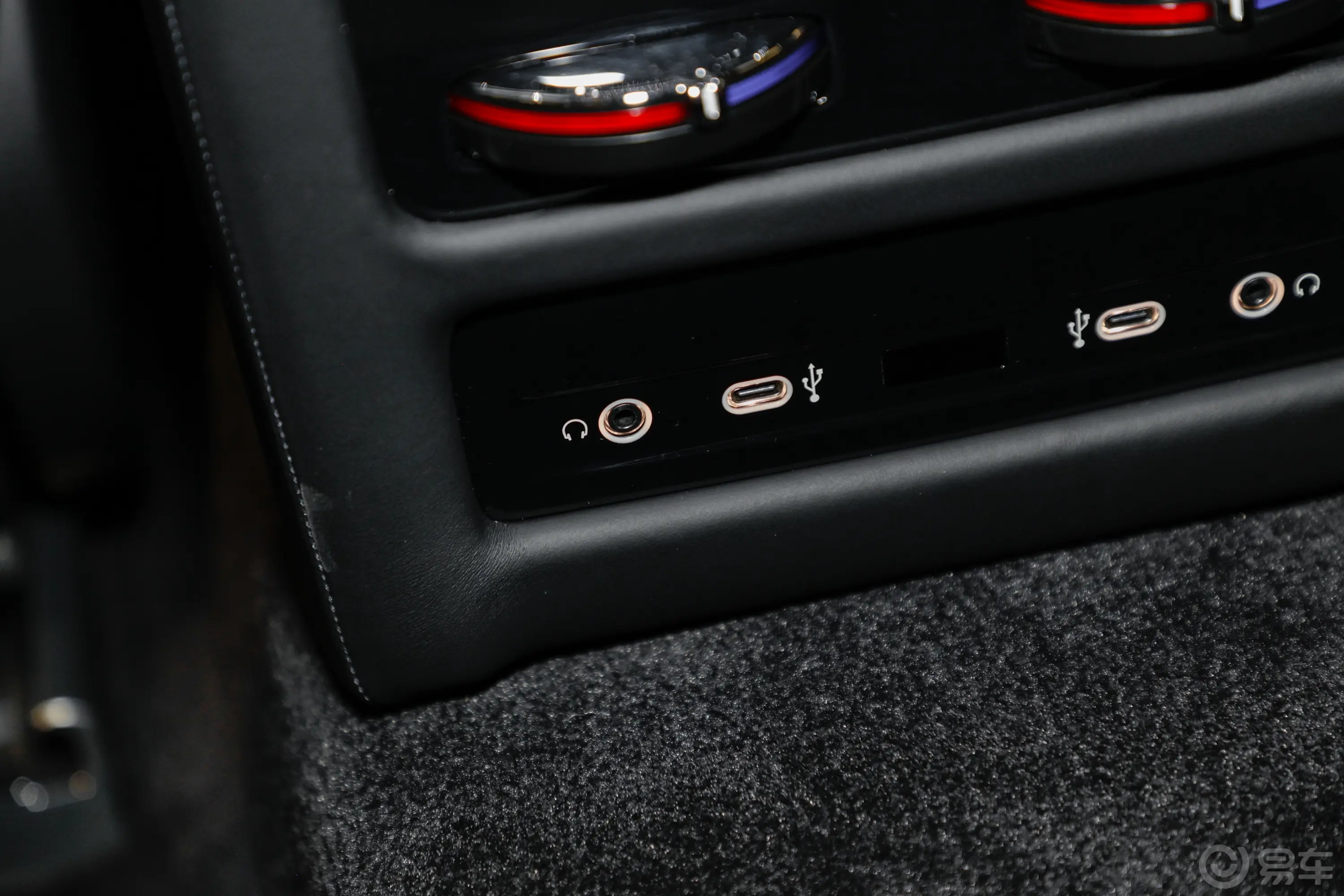 古思特6.7T Black Badge后排(第二排)充电口