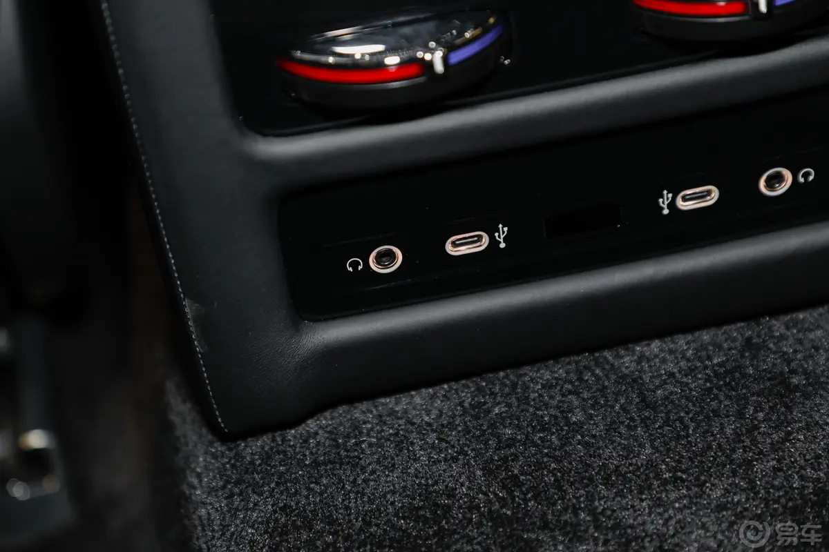 古思特6.7T Black Badge后排(第二排)充电口