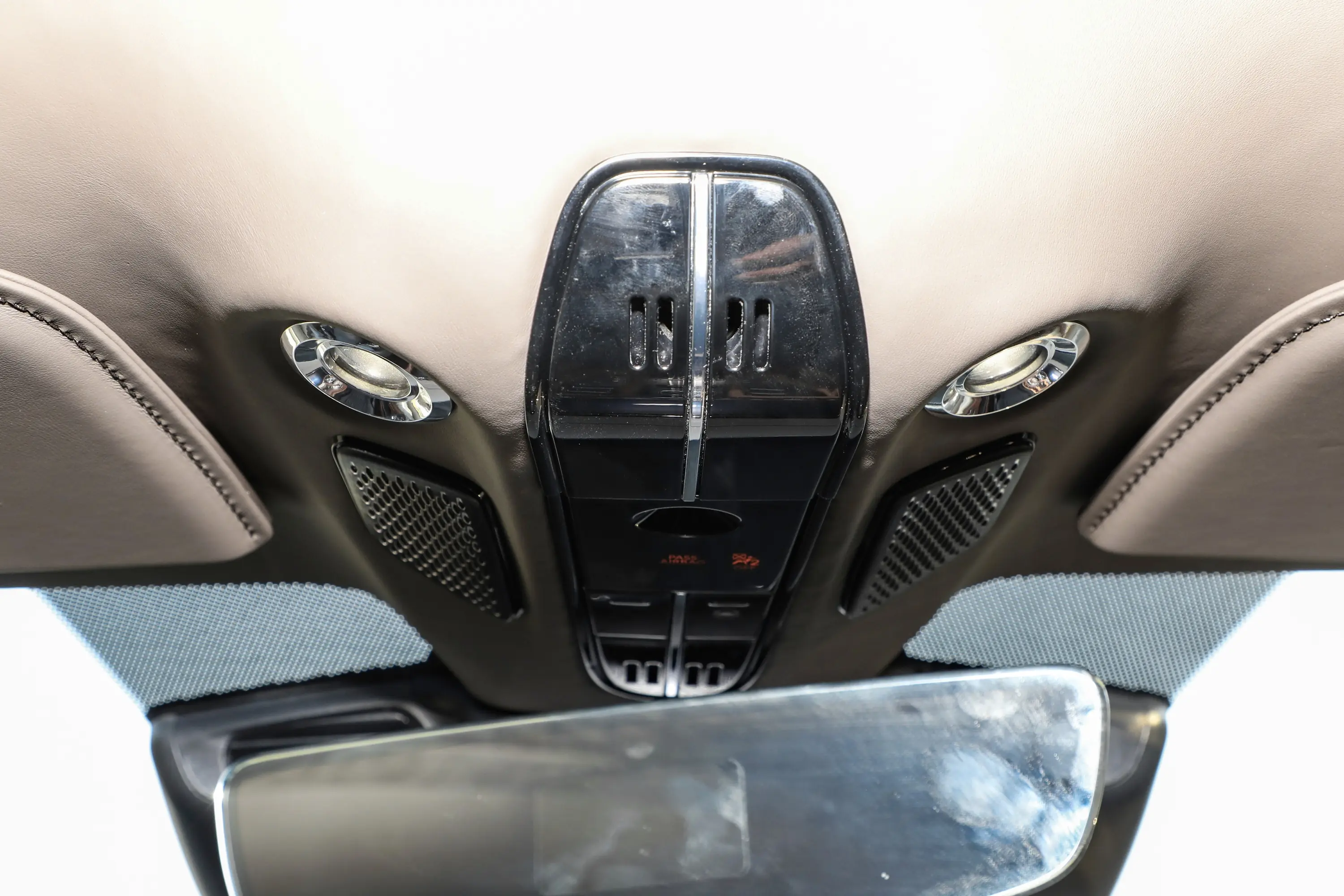 阿斯顿·马丁DB124.0T V8中控
