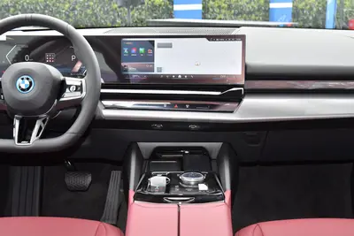 2025款 宝马i5 eDrive 35L M运动套装内饰
