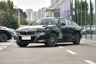 2025款 宝马i5 eDrive 35L M运动套装外观