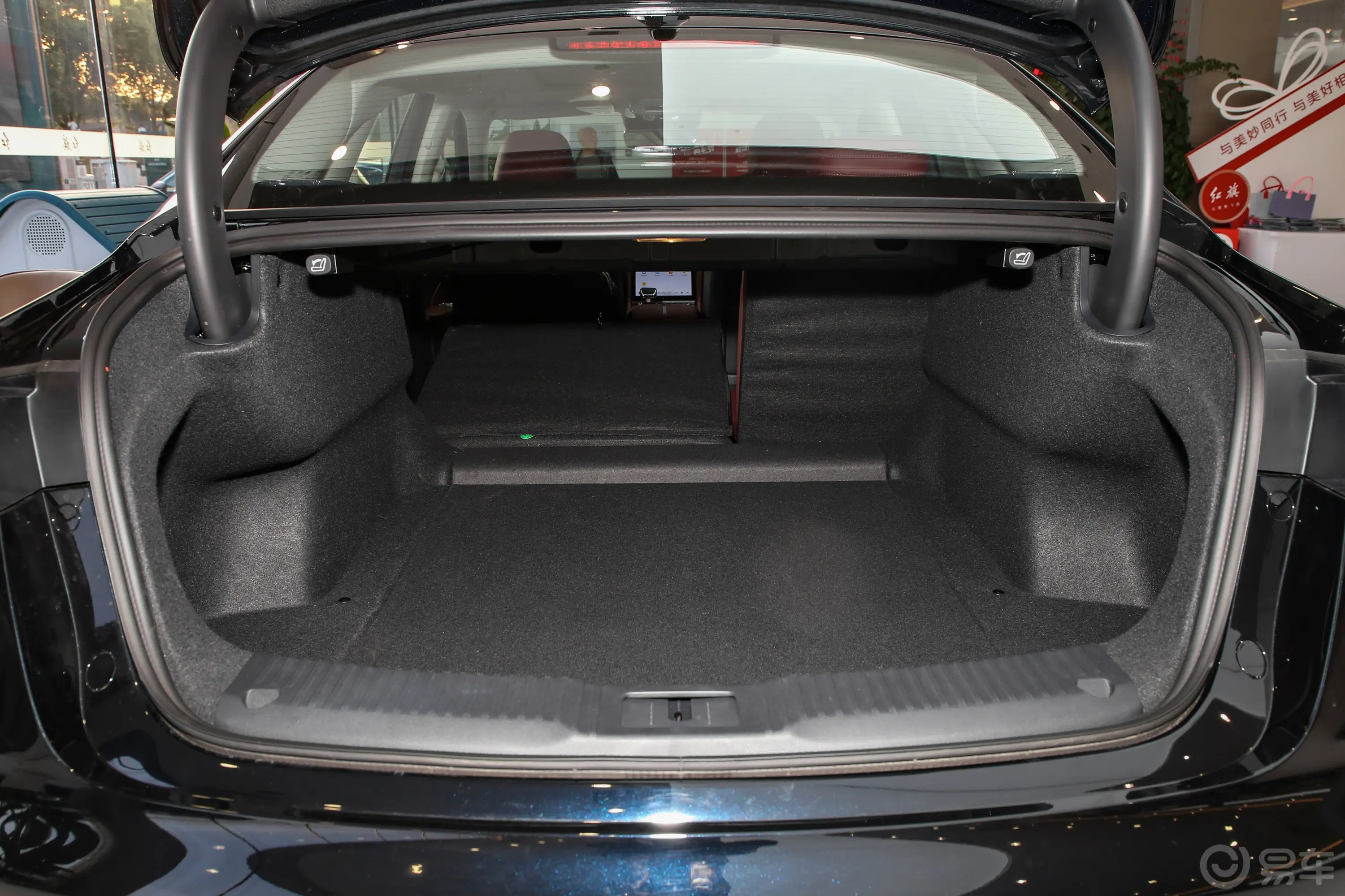 红旗H5 PHEV1.5T 170km 超混版后备厢