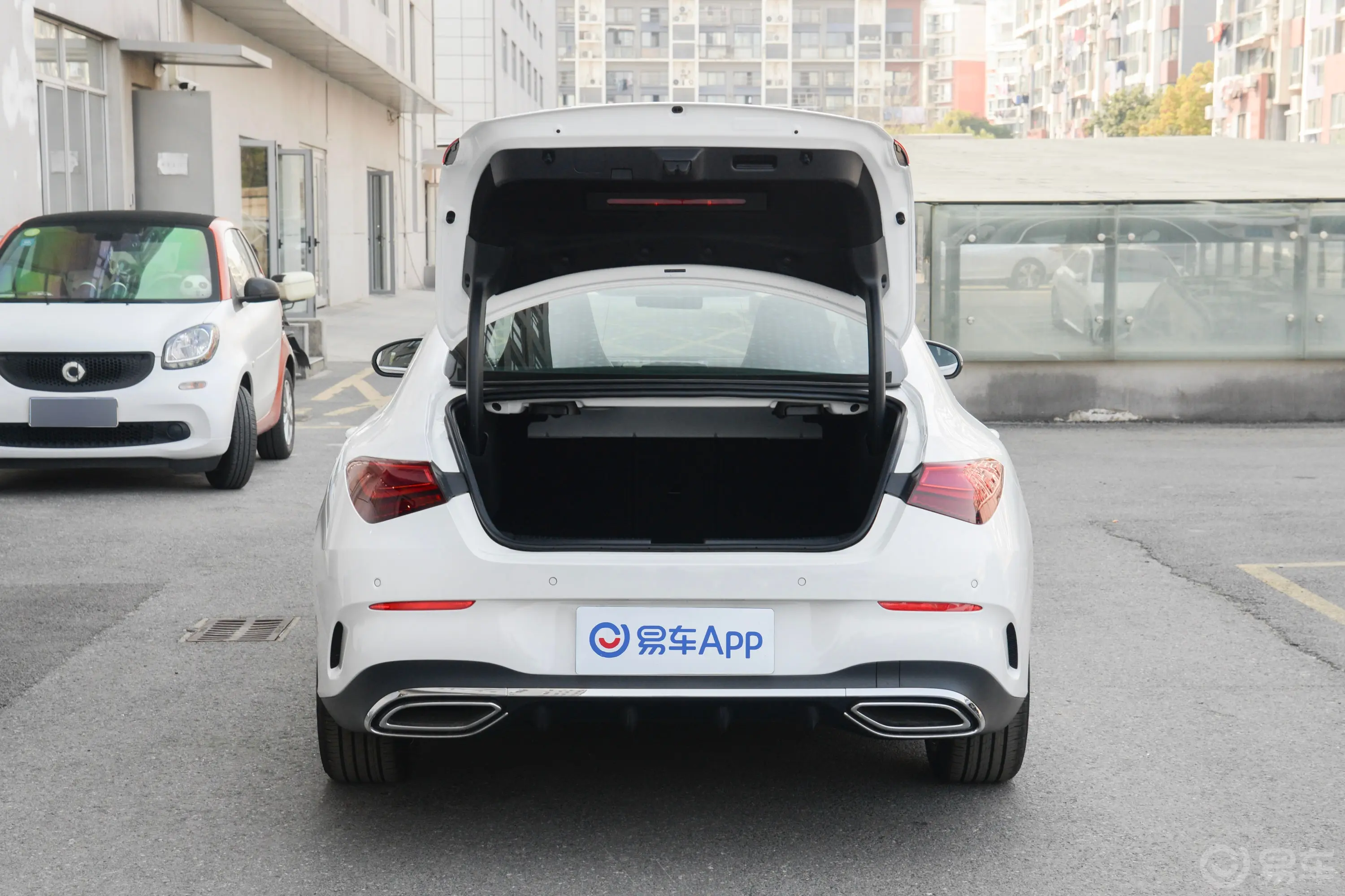 奔驰CLACLA 200后备厢