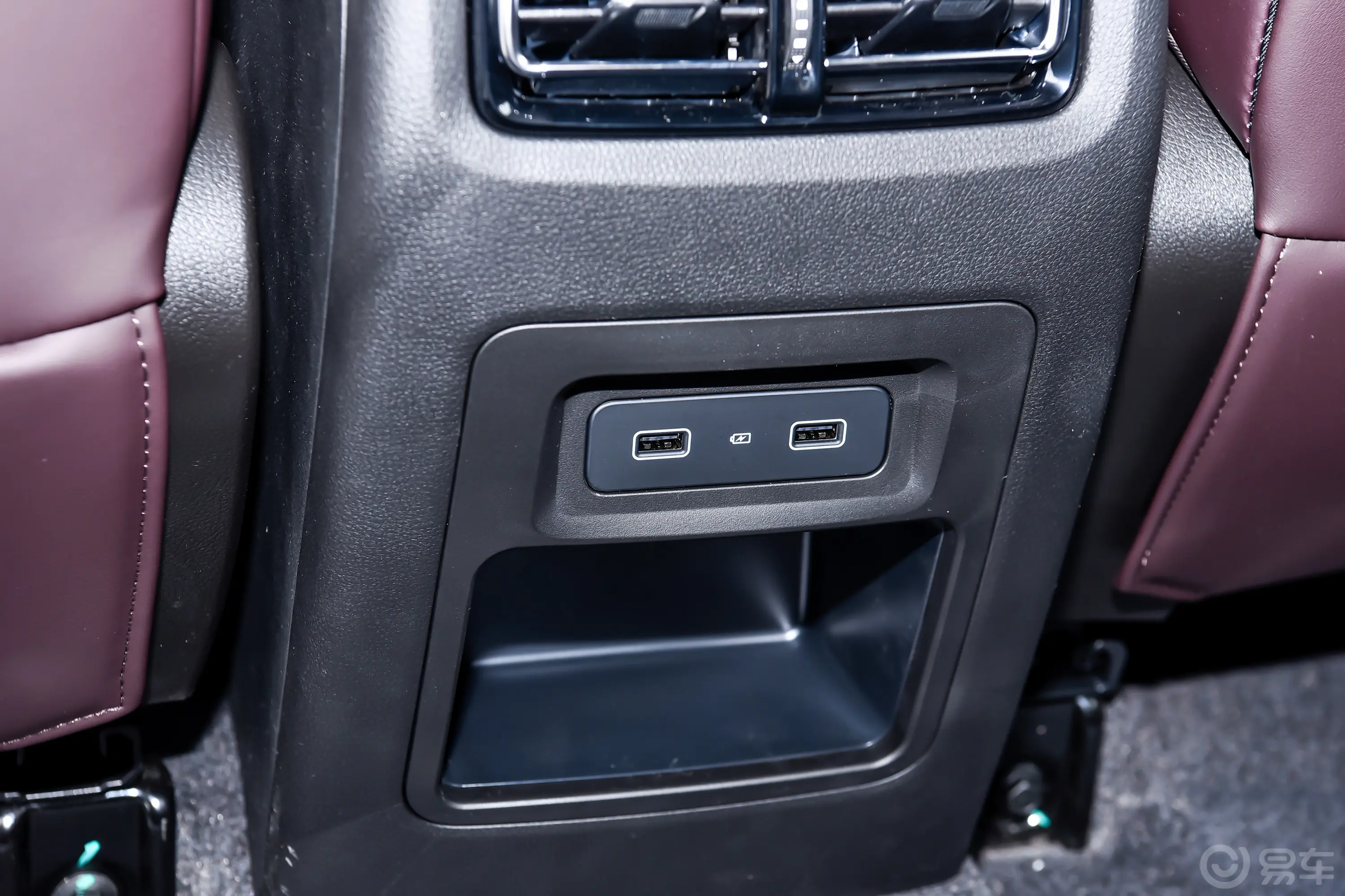 捷途X90 PLUS1.6T 双离合精英版 5座后排(第二排)充电口