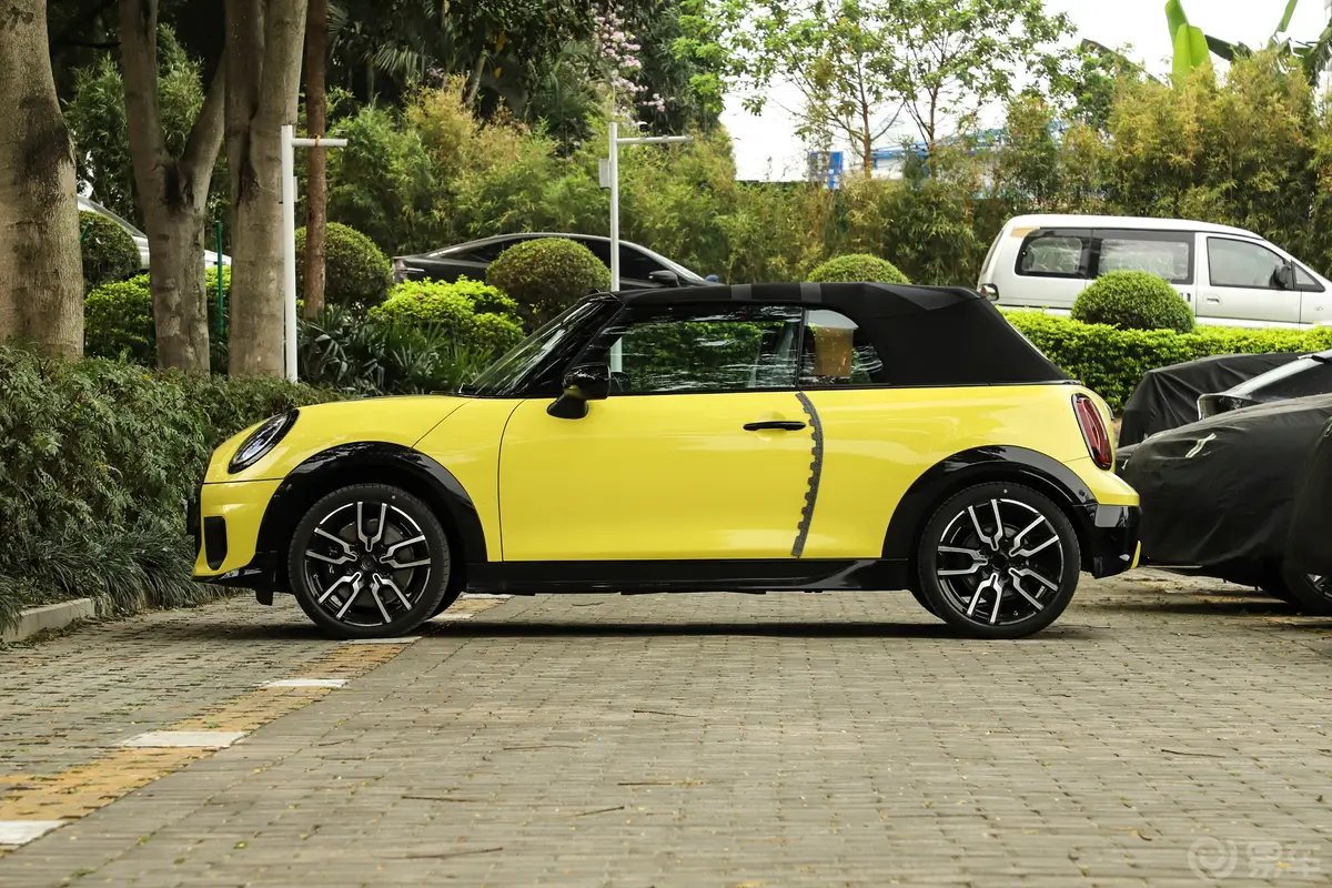 MINI CABRIO2.0T COOPER S CABRIO 赛车手正侧车头向左水平