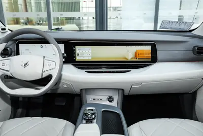 2025款 极狐 阿尔法S6 735km 限定版 电机175kW内饰
