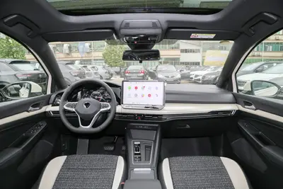 2025款 高尔夫 300TSI Pro内饰