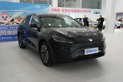 2025款 极狐 阿尔法S6 735km MAX 电机160kW外观