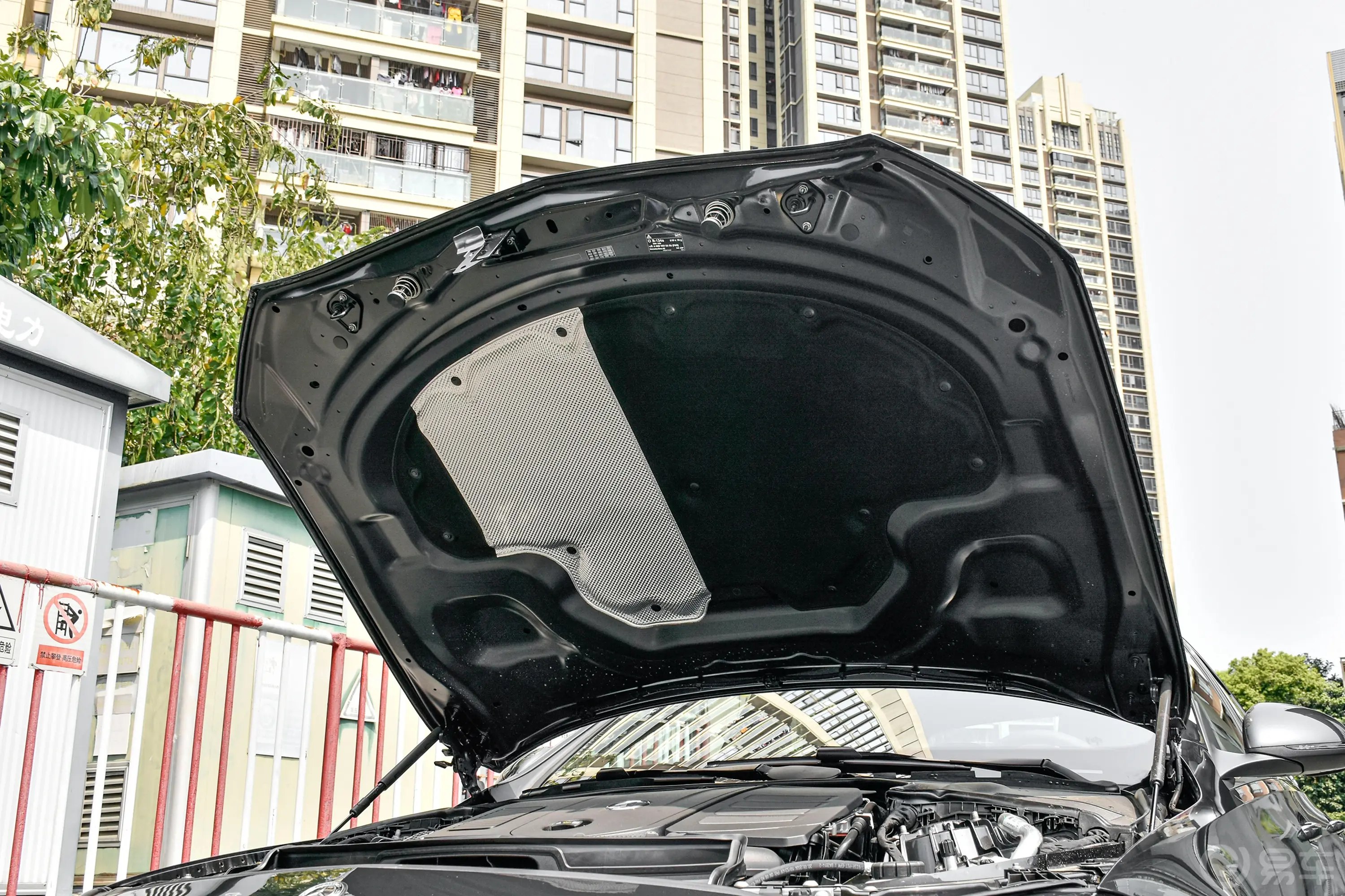 奔驰C级改款 C 260 L 运动版前舱盖内侧