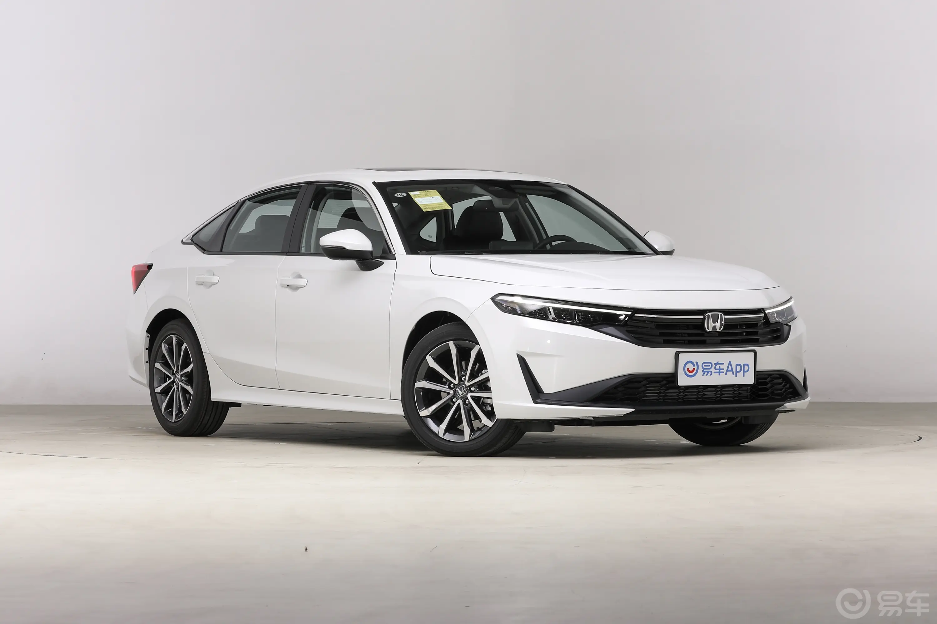 型格240TURBO CVT科技版侧前45度车头向右水平