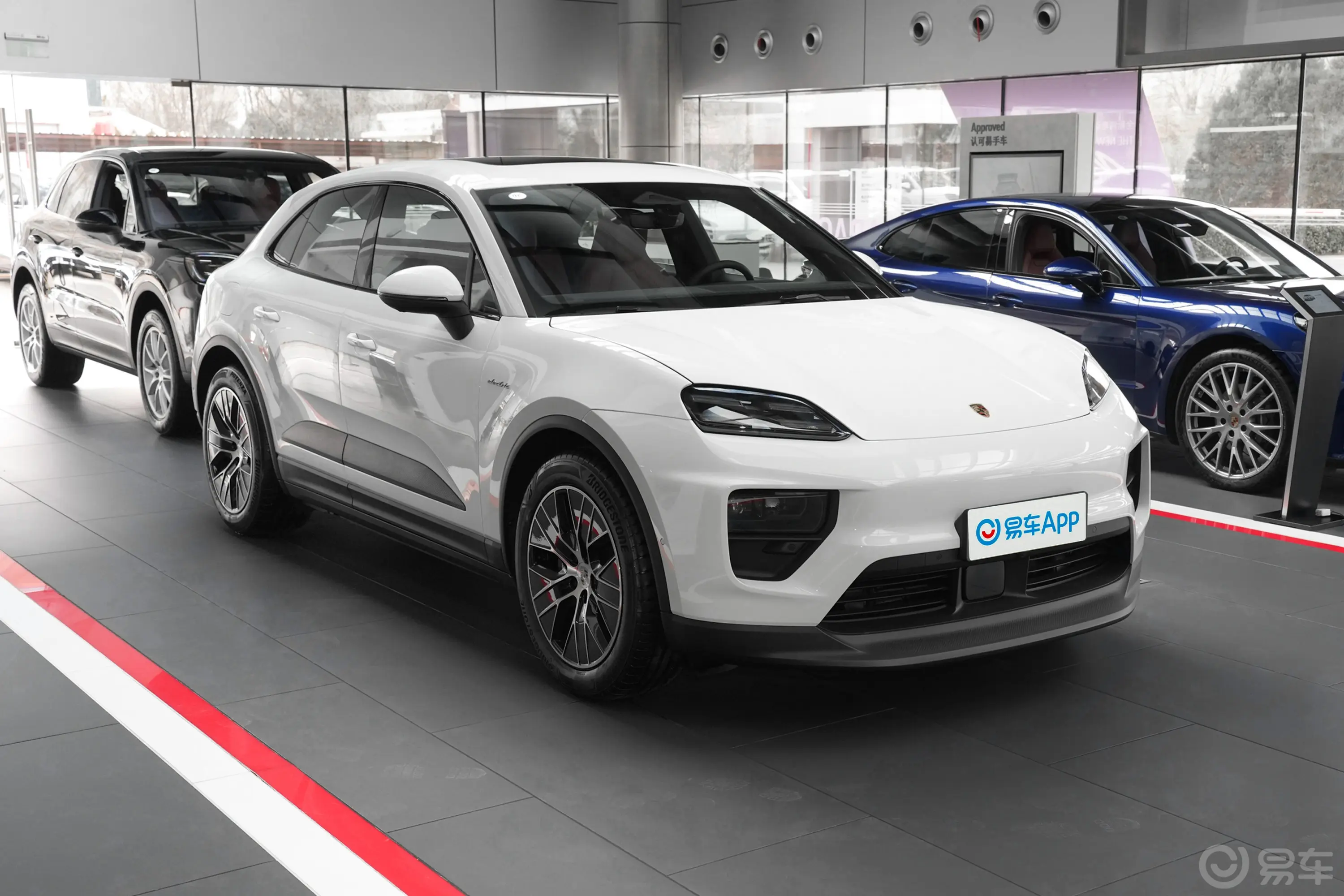 Macan 纯电动Macan 长续航版侧前45度车头向右水平