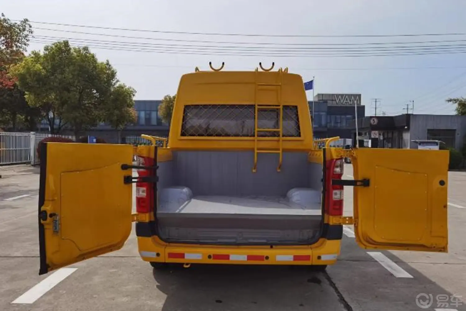 图雅诺斗式工程车 2.8T 手动两驱尊享版 9座后备厢