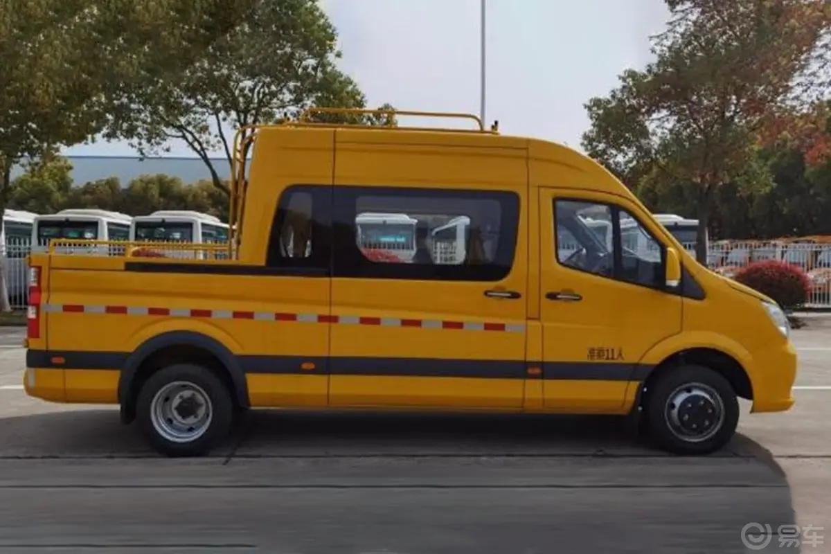 图雅诺斗式工程车 2.8T 手动两驱尊享版 12座正侧车头向右水平