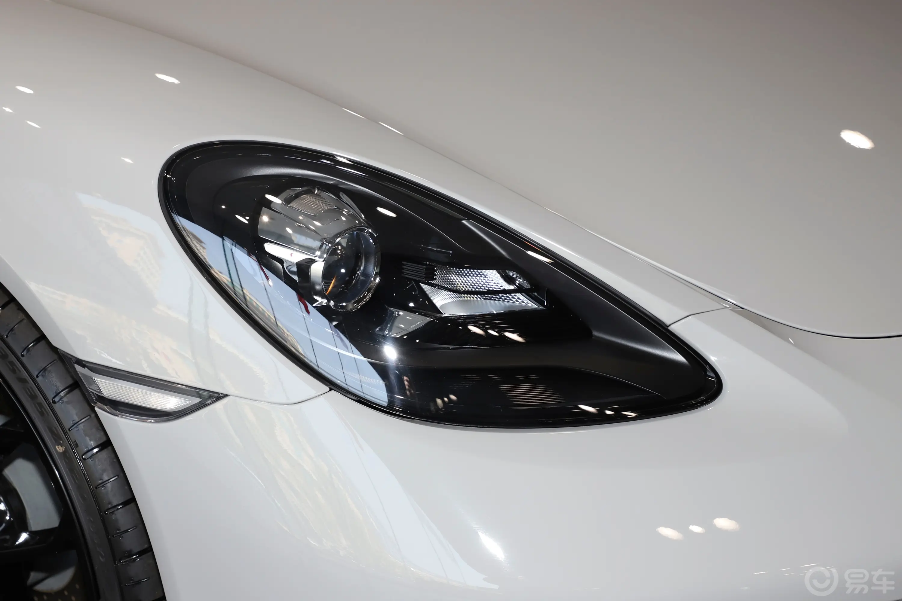 保时捷718Cayman Style Edition 2.0T大灯侧45度俯拍