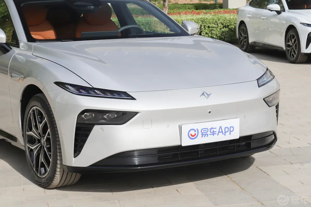 eπ007纯电版 565km 四驱Max领航版前格栅侧俯拍