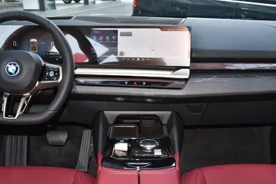 2025款 宝马i5 xDrive 50L M运动套装内饰