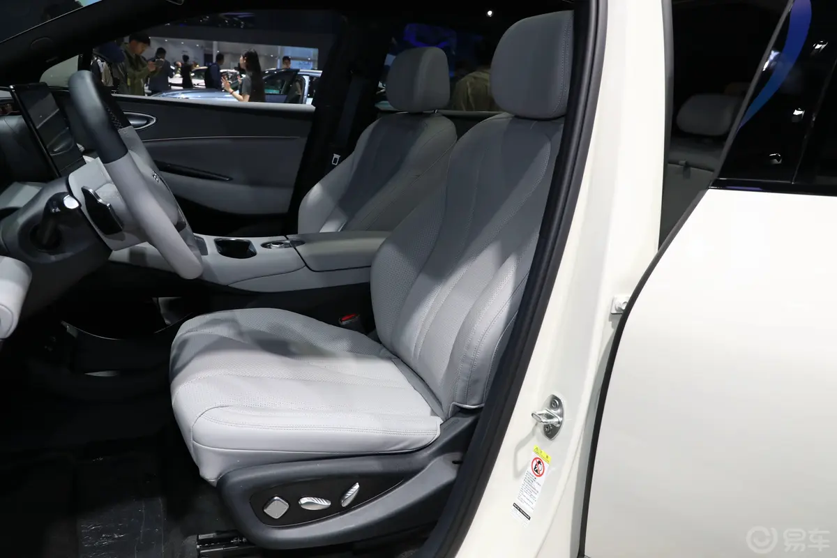 海狮06EV 四驱标准版前排