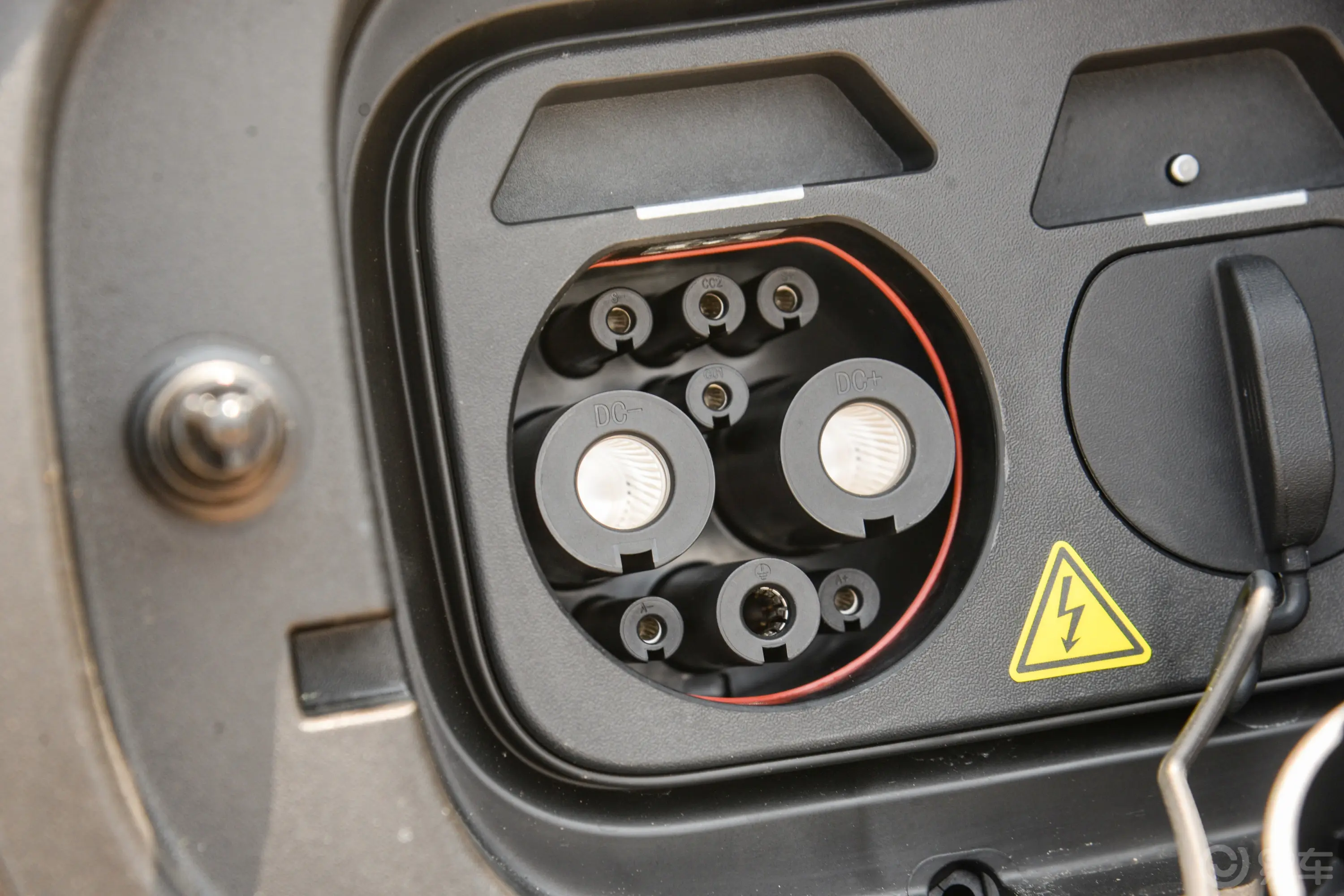 长安启源Q071.5T 215km 215旗舰型快充充电口