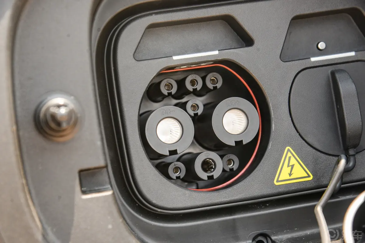 长安启源Q071.5T 215km 215旗舰型快充充电口