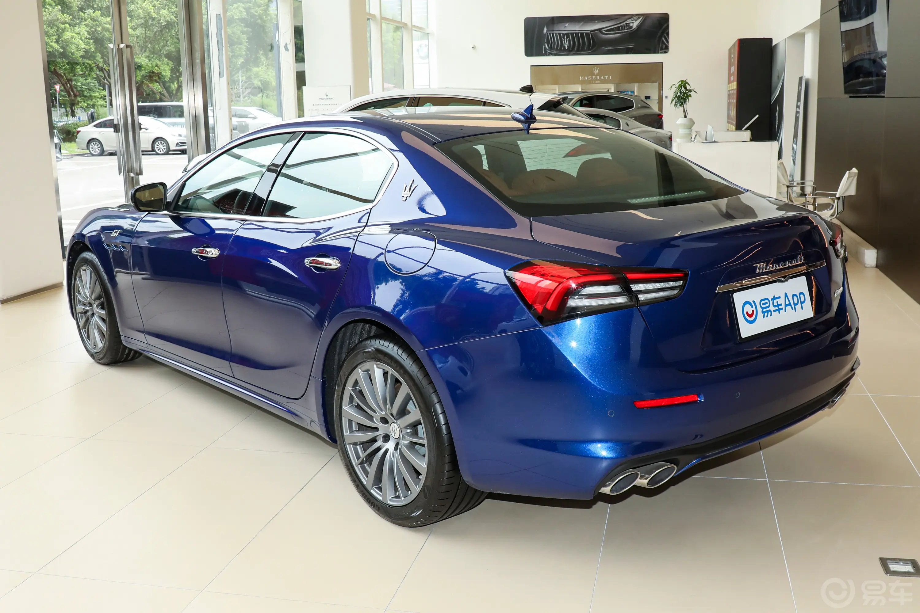 Ghibli2.0T GT侧后45度车头向左水平
