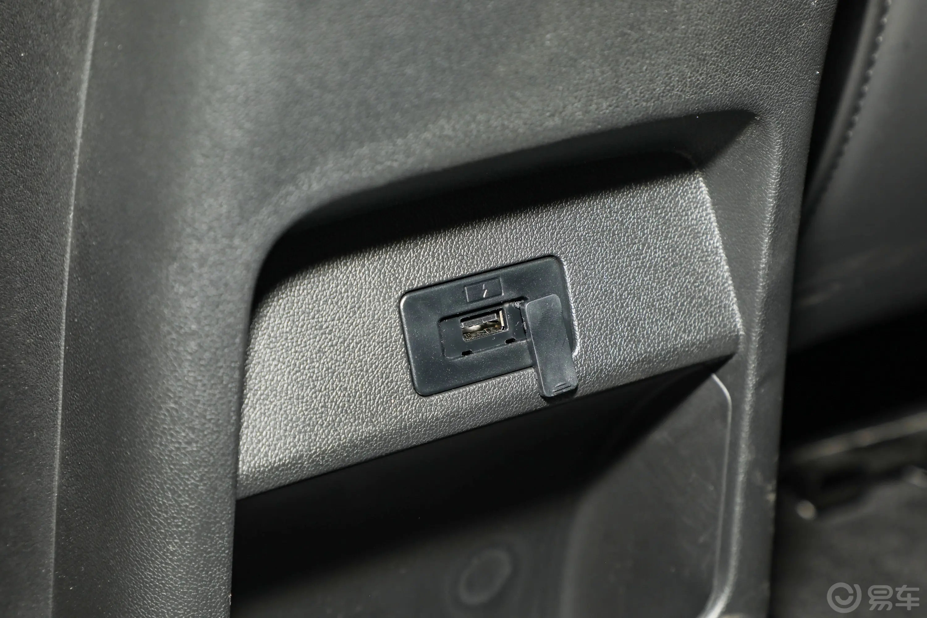 蓝电E5 PLUS1.5L 165km 旗舰版 7座后排(第二排)充电口