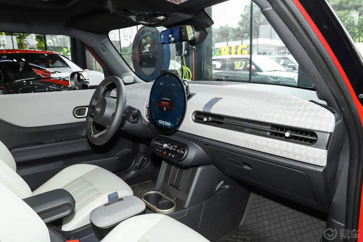 MINI2.0T COOPER S 艺术家 五门版内饰全景副驾方向