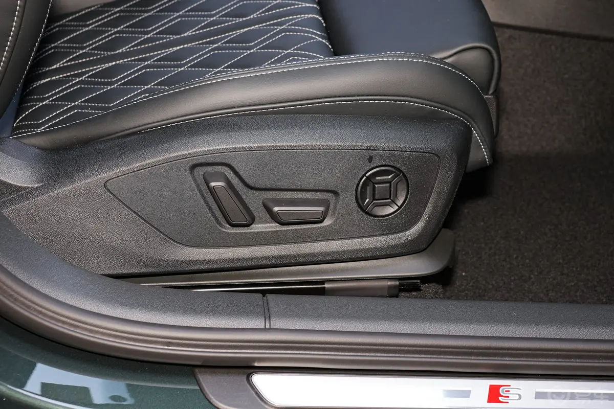 奥迪A3改款 Sportback 35TFSI 飞驰尊享型前排迎宾踏板