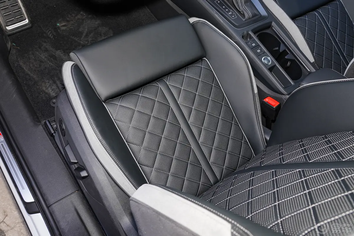 奥迪Q3quattro45周年典藏版 35 TFSI 时尚动感型主驾驶位