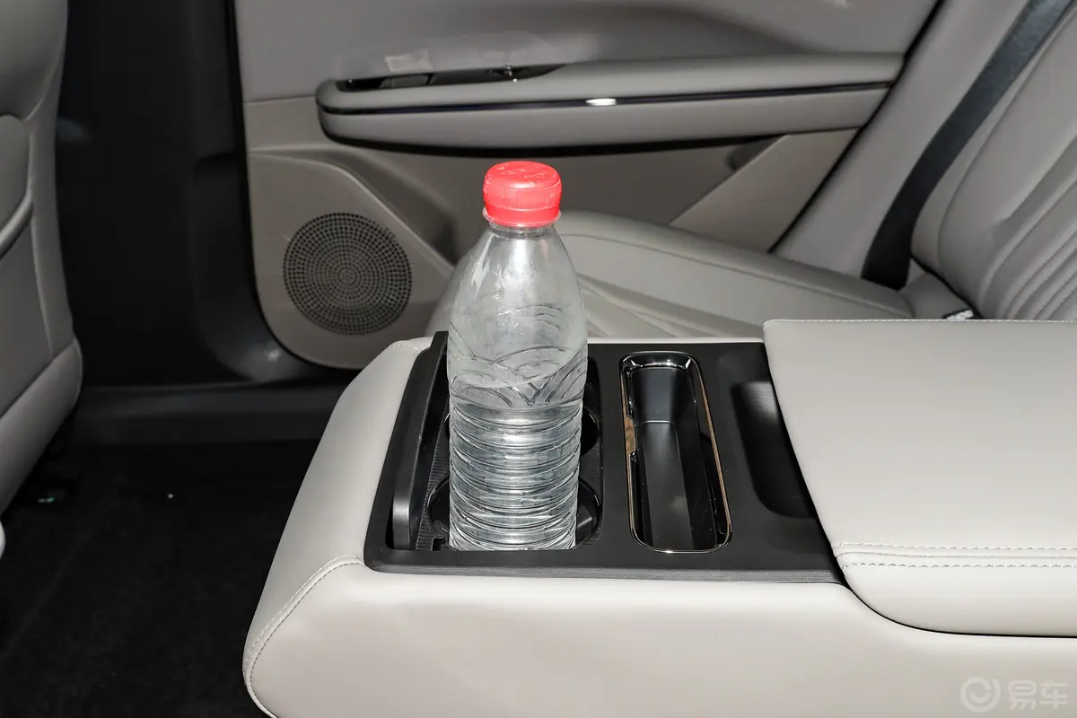 银河星耀8EM-i 1.5L 130km 尊贵版后排(第二排)杯架