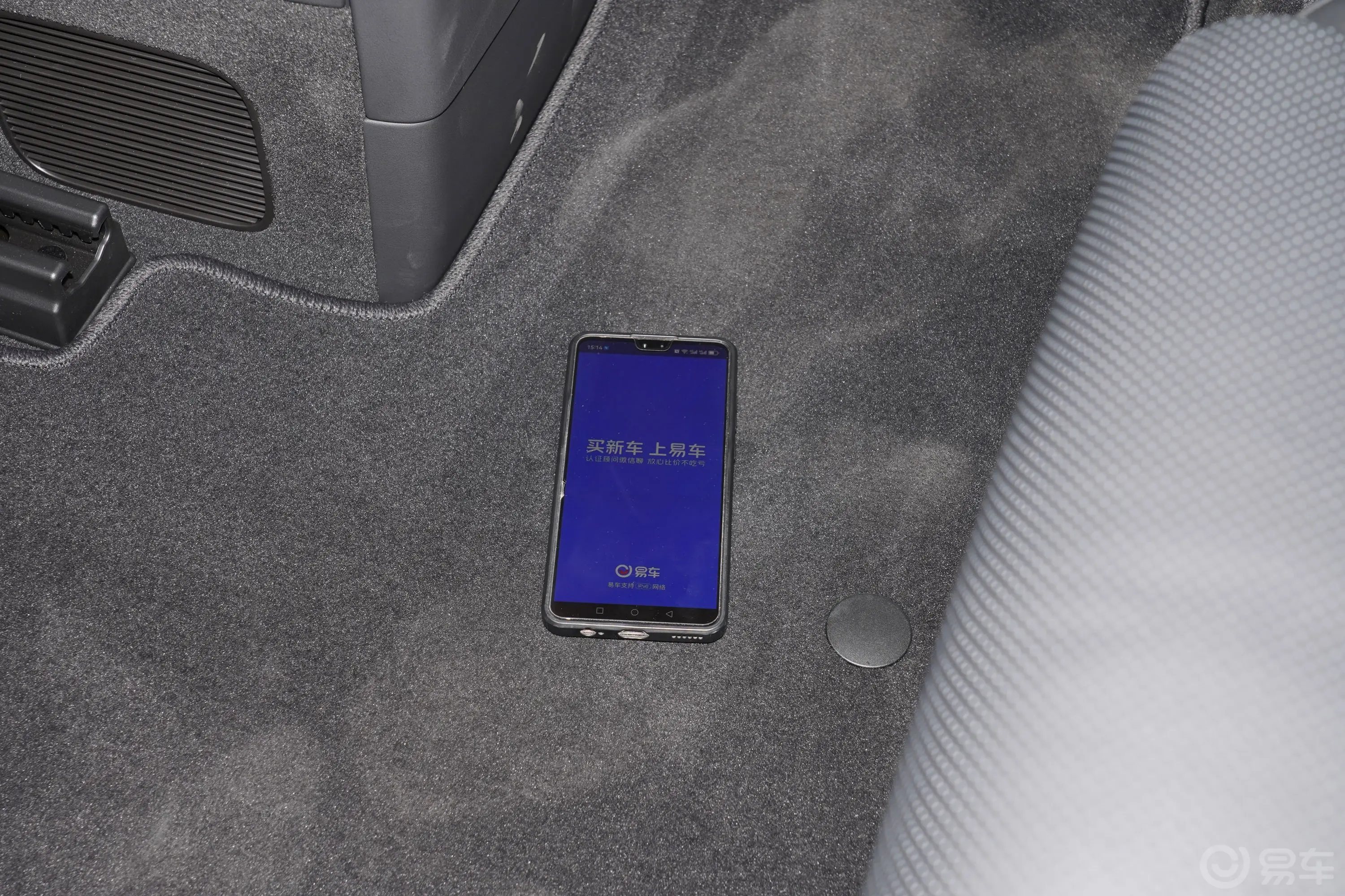 理想L9L9 Ultra 智能焕新版后排地板中间位置