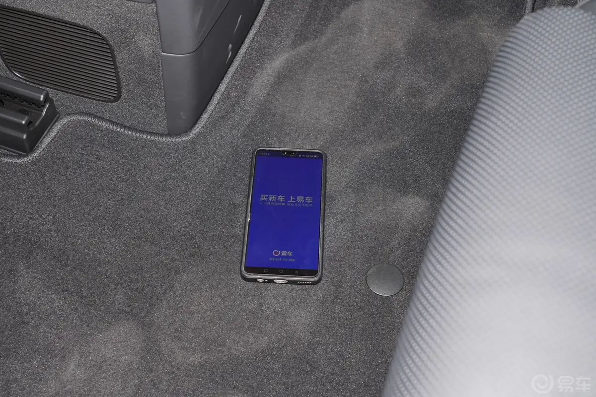 理想L9L9 Ultra 智能焕新版后排地板中间位置