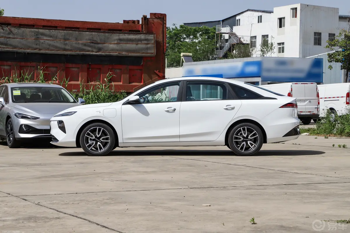 荣威D6520km 尊享版正侧车头向左水平