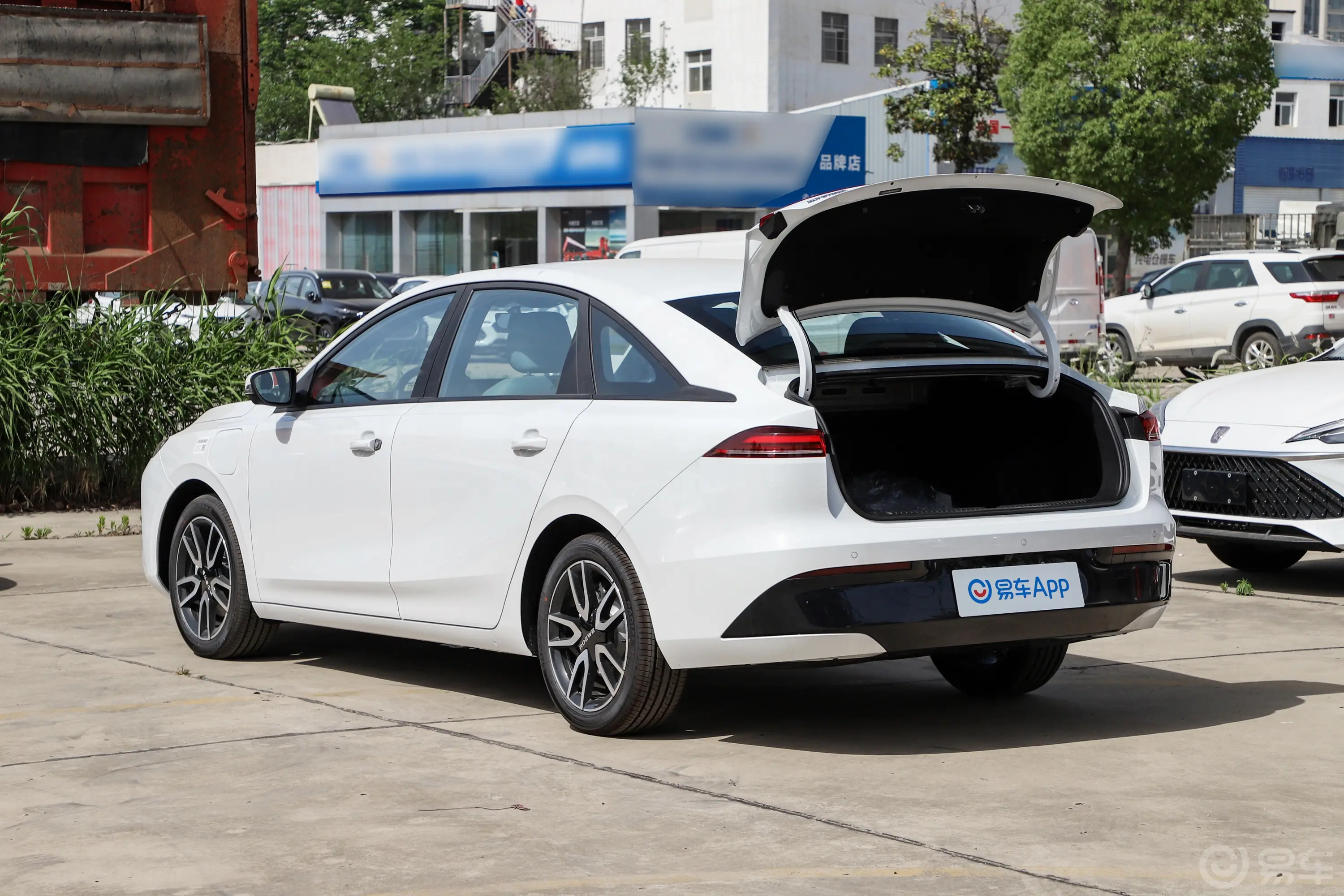 荣威D6520km 尊享版后备厢开启45度侧拍