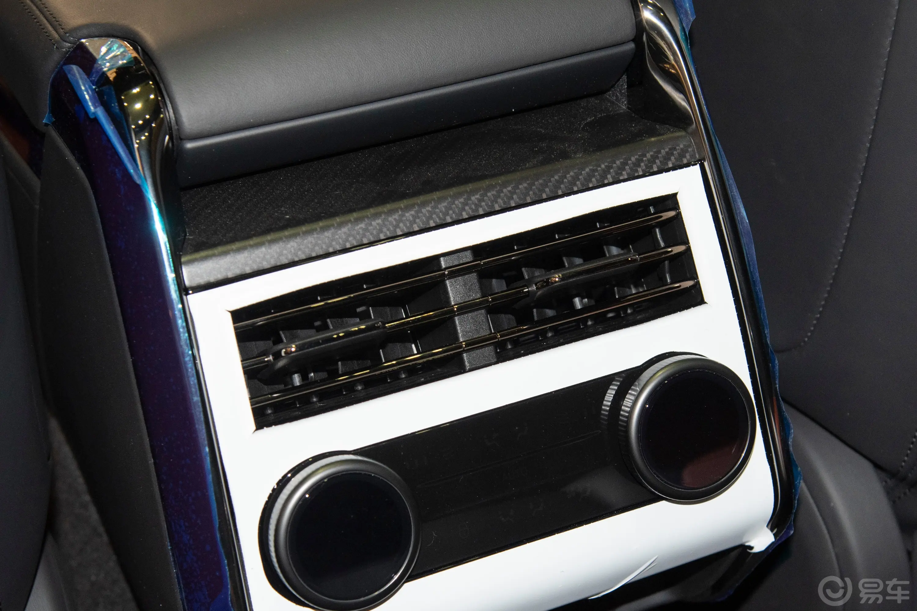 揽胜运动版4.4T SV Edition Two后排(第二排)出风口