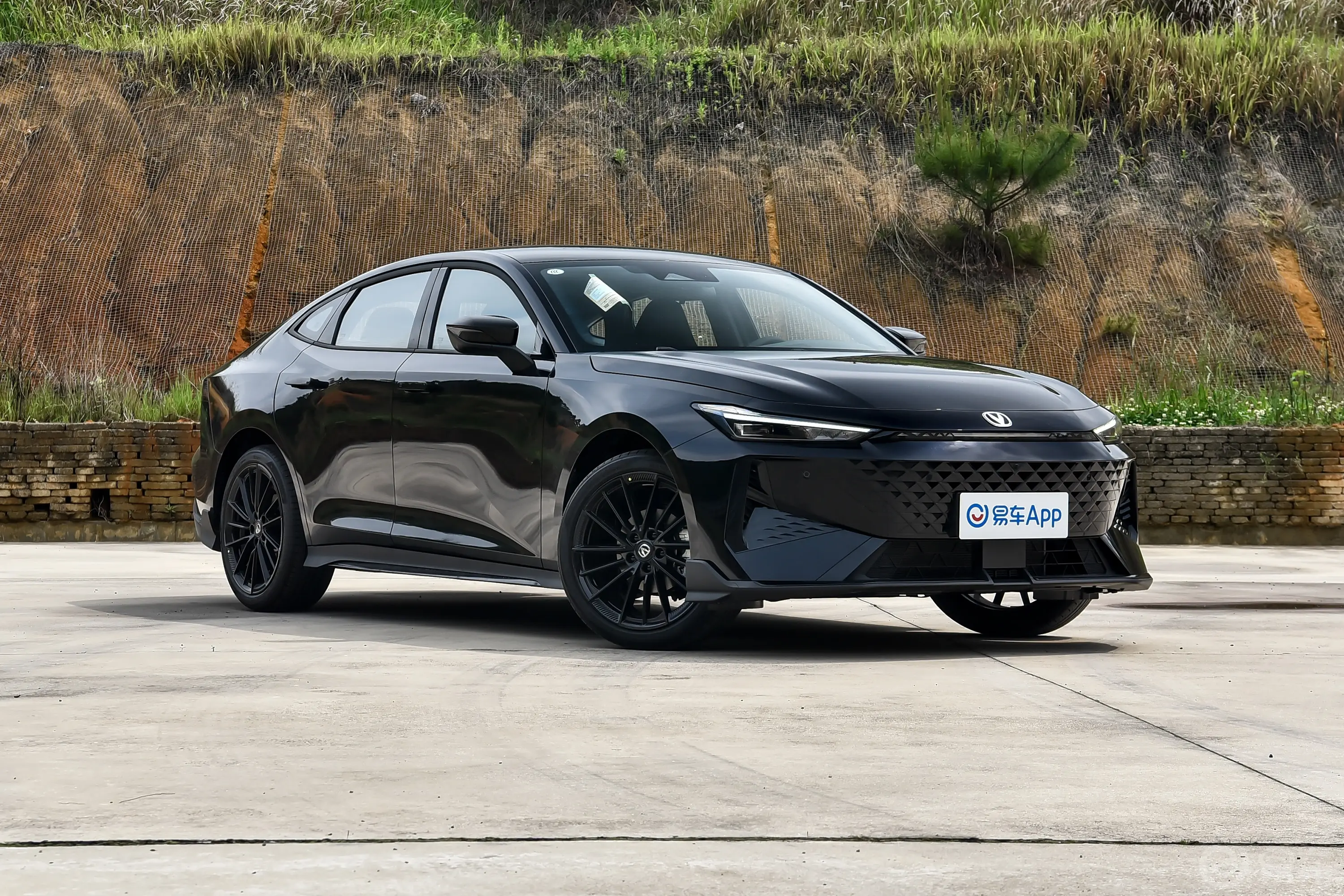 长安UNI-V1.5T 500Bar黑武士版侧前45度车头向右水平