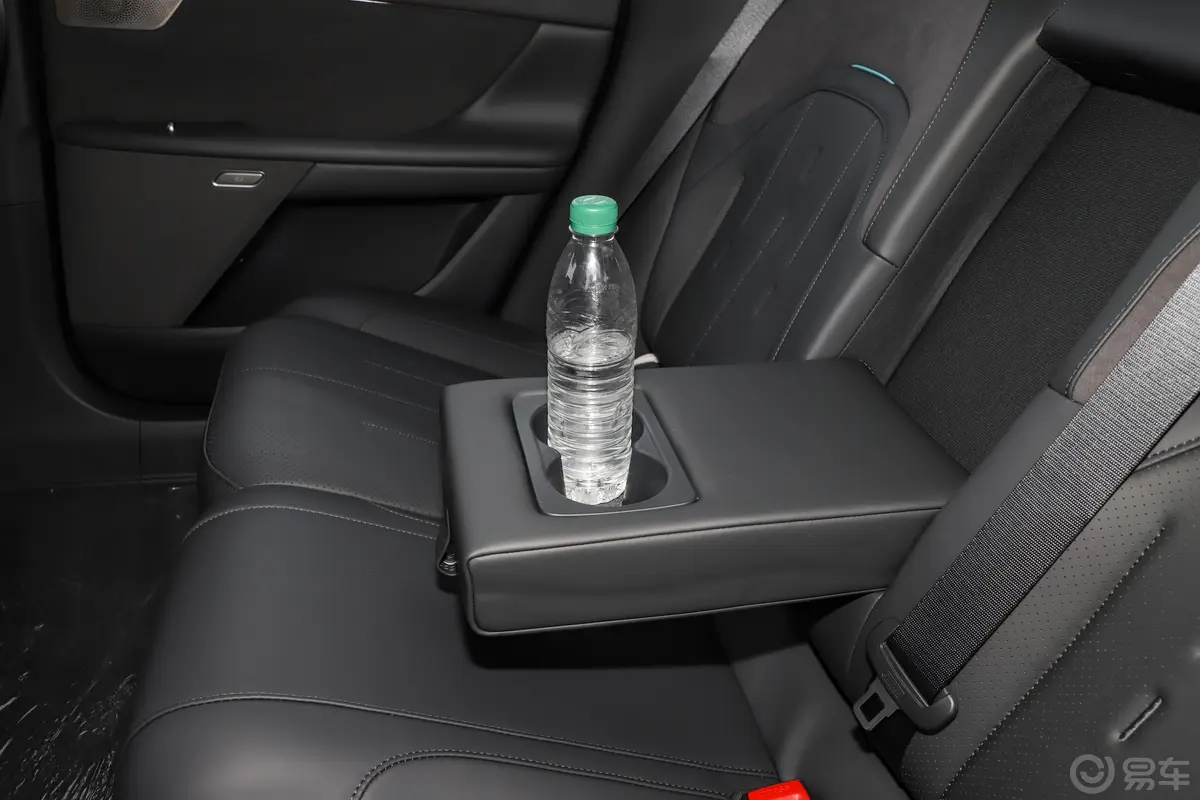 eπ007纯电版 550km 后驱Pro领航版后排(第二排)杯架