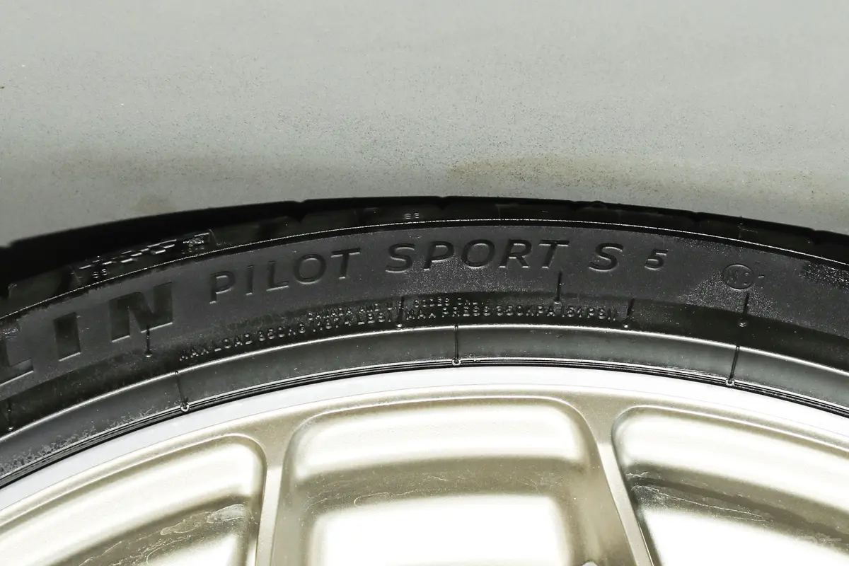 奔驰GT AMG新能源AMG GT 63 S E Performance前轮胎系列