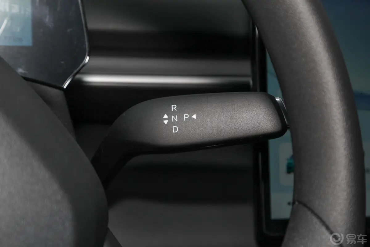 比亚迪e7520km 智行版主驾驶位