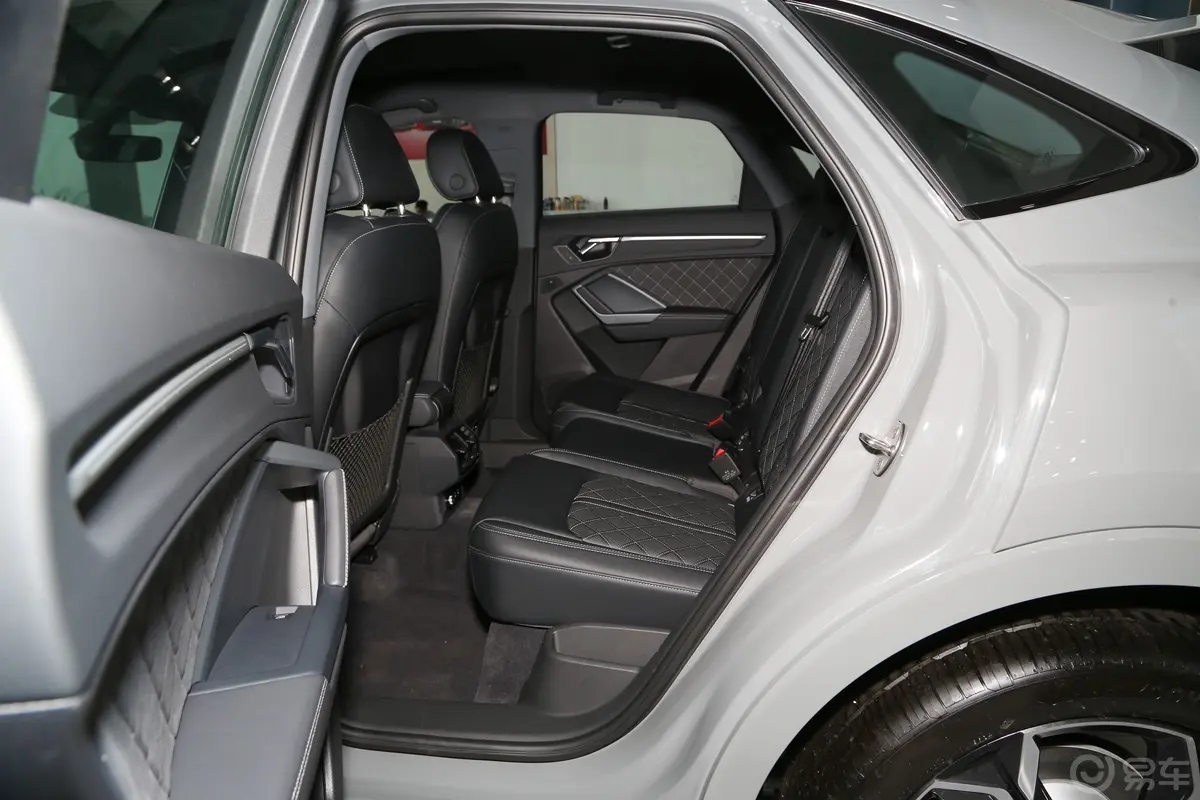 奥迪Q3 Sportbackquattro45周年典藏版 40 TFSI 时尚型后排空间