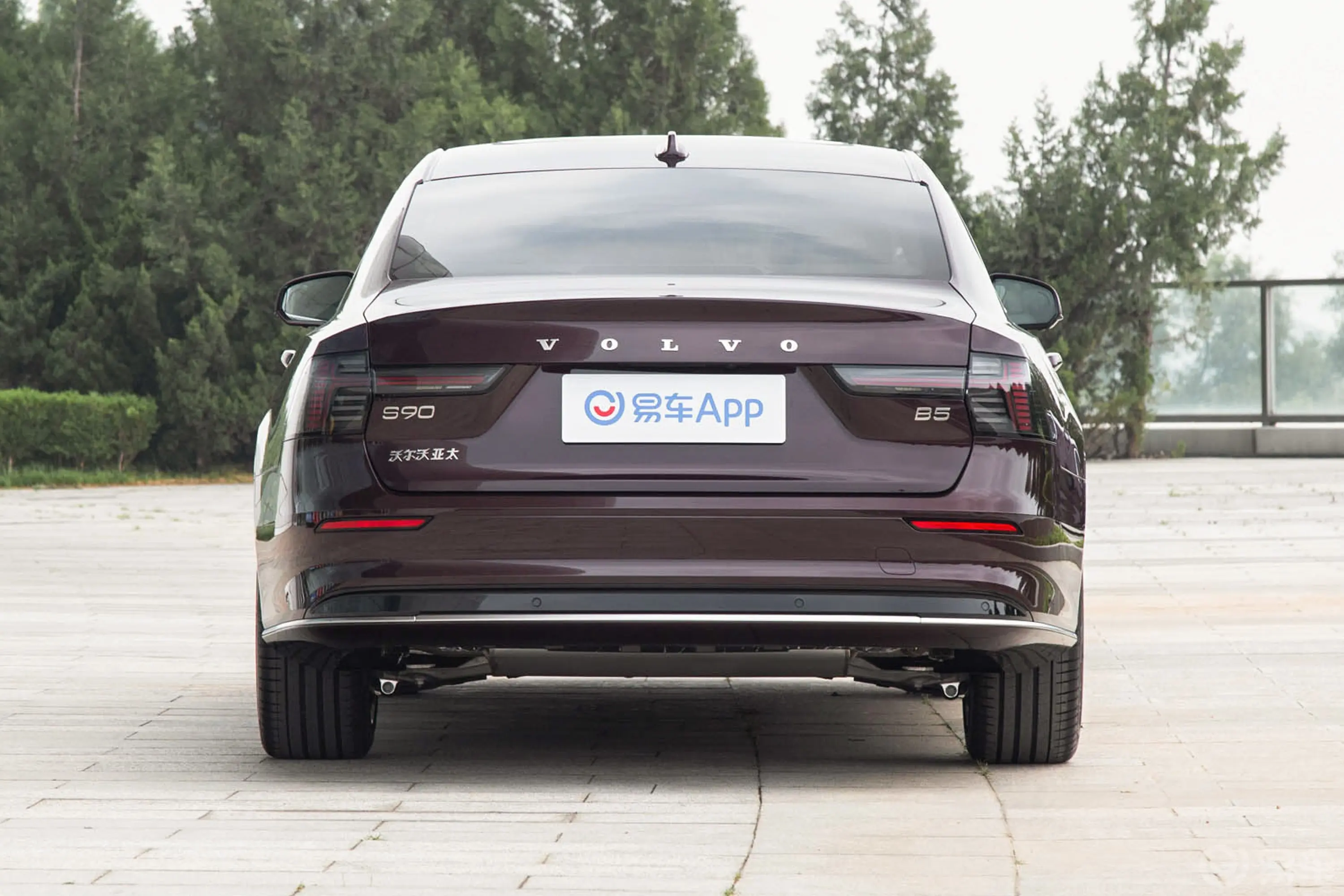沃尔沃S90改款 B5 智雅豪华版正后水平