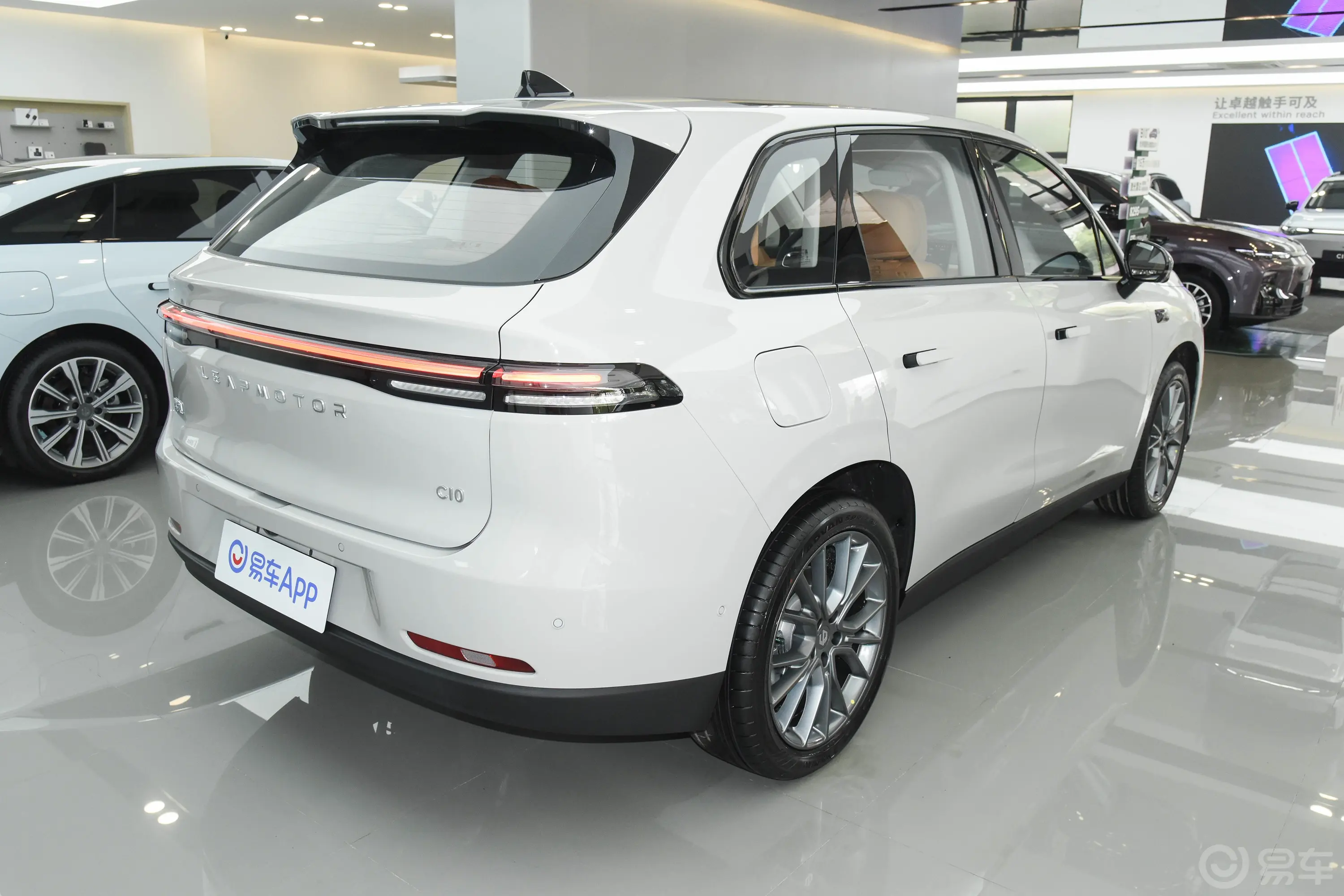 零跑C10增程版 210km 210悦享版侧后45度车头向右水平