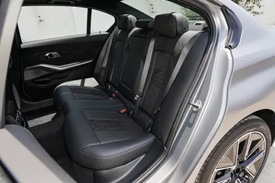 2025款 宝马i3 eDrive 40 L 50周年限量版空间