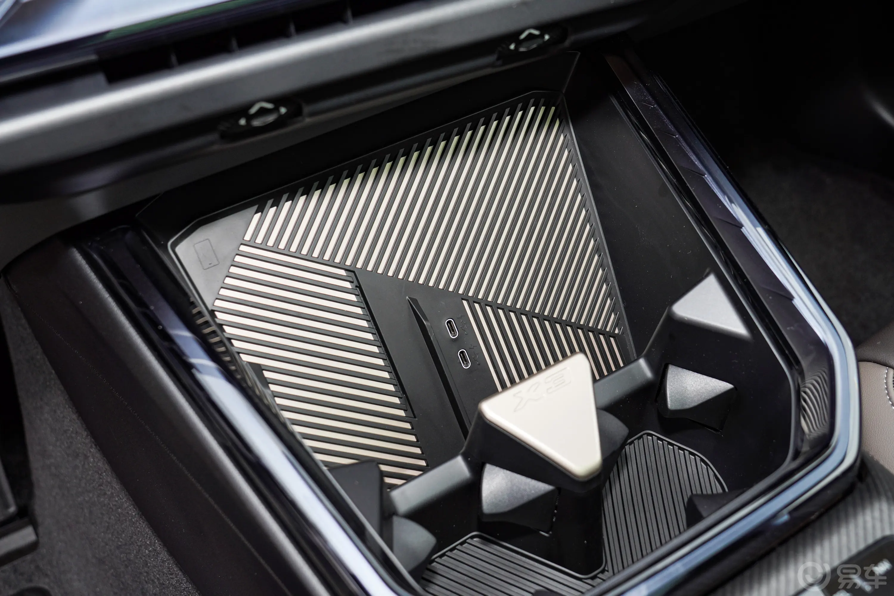 宝马X3xDrive25L 豪华套装无线充电区