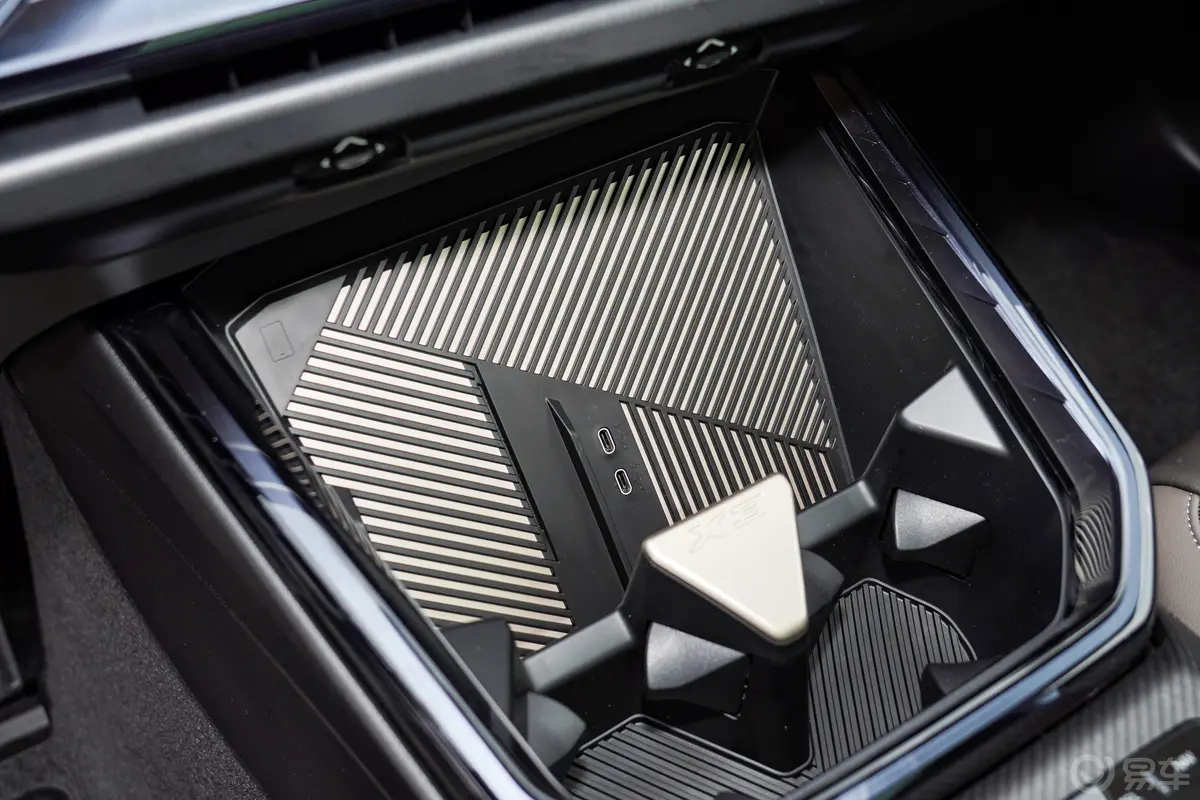 宝马X3xDrive25L 豪华套装无线充电区