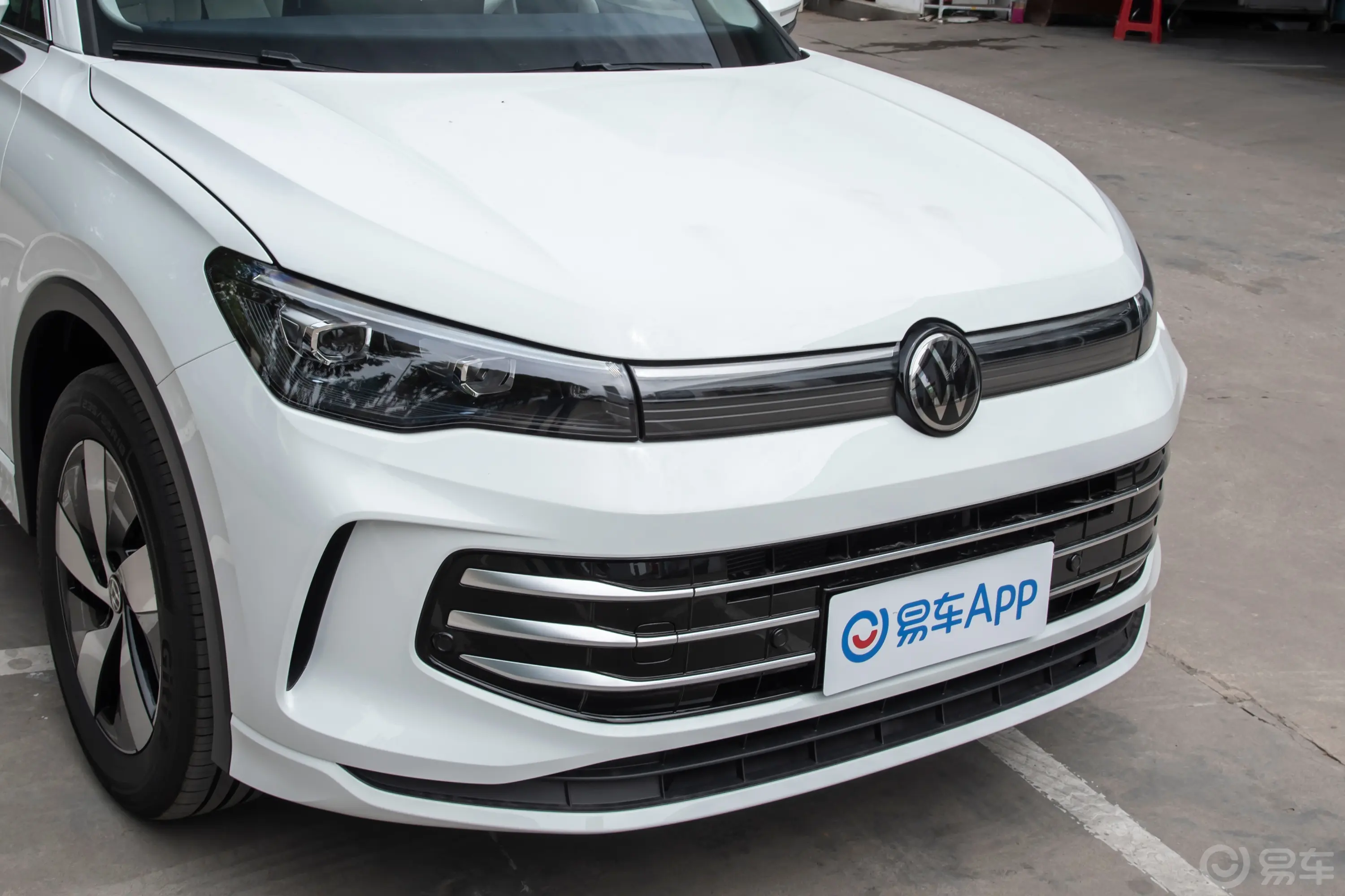途观LPro 380TSI 两驱智行版前格栅侧俯拍